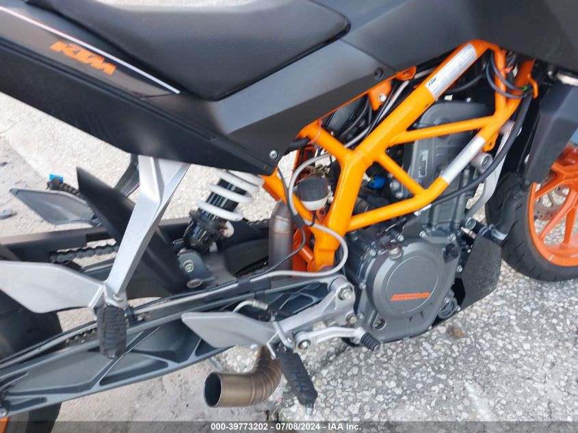 2016 Ktm Rc 390 VIN: MD2JGJ401GC272883 Lot: 39773202