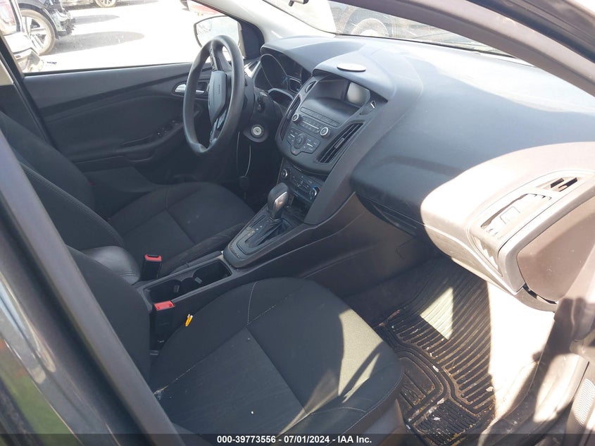VIN 1FADP3F24JL210470 2018 FORD FOCUS SE