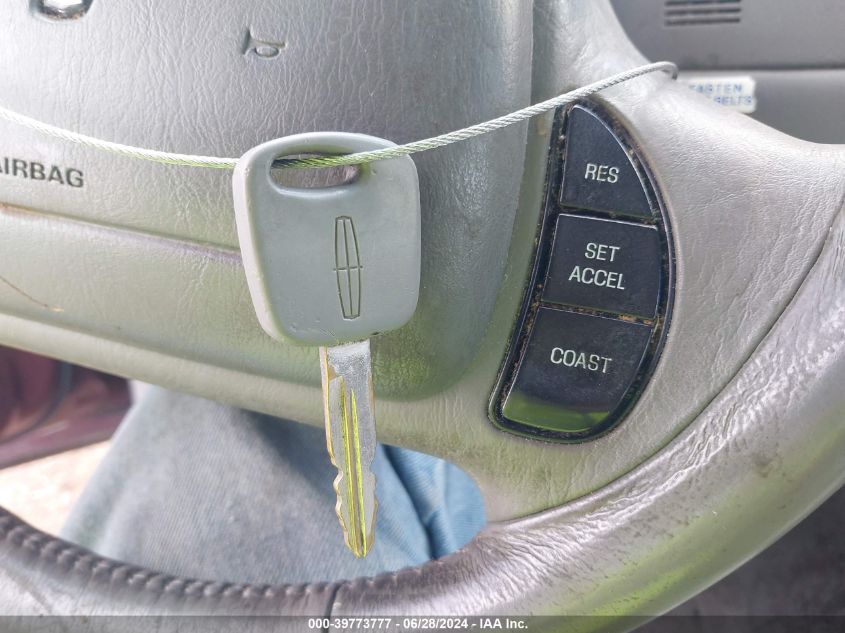 2000 Lincoln Town Car Executive VIN: 1LNHM81W9YY918377 Lot: 39773777