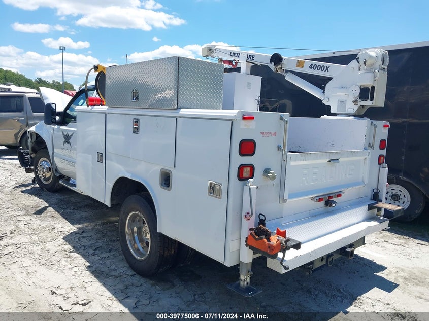2011 Ford F-350 Chassis Xl white truck gasoline 1FDRF3G65BEB00629 photo #4