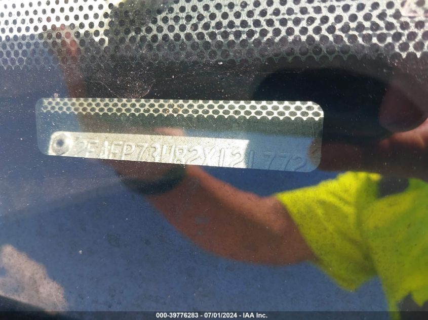 2002 Ford Crown Victoria Standard VIN: 2FAFP73W82X121772 Lot: 39776283