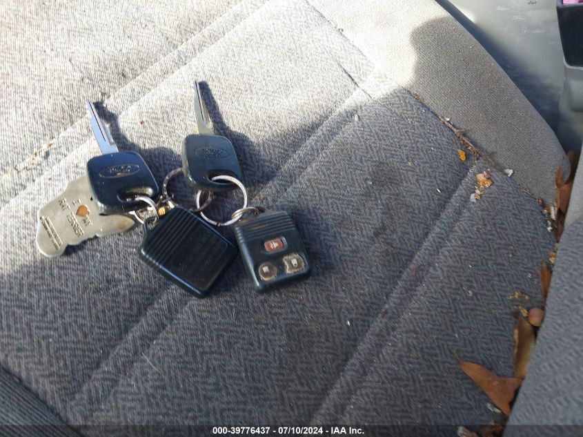 2000 Ford Explorer Xls VIN: 1FMZU62X8YUB32724 Lot: 39776437