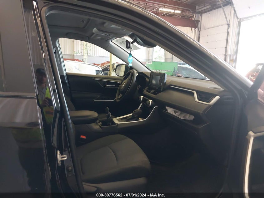 VIN 2T3W1RFV4NW193948 2022 TOYOTA RAV4 XLE