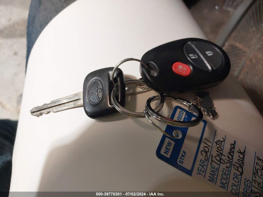 2011 Toyota Sienna Base V6 VIN: 5TDZK3DC7BS127528 Lot: 39778301