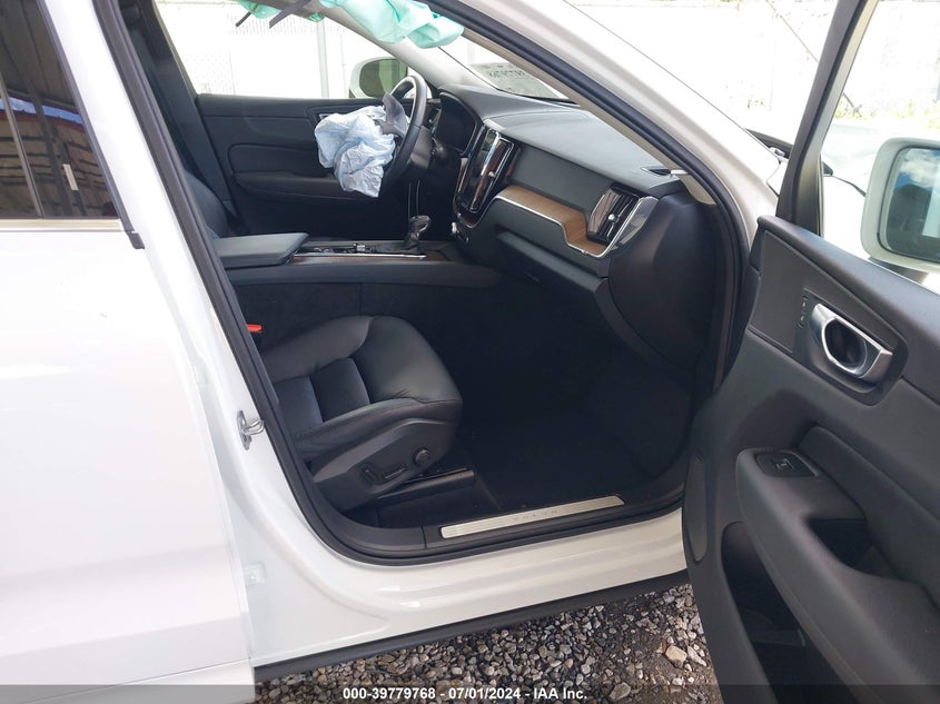VIN YV4102DK4M1828450 2021 VOLVO XC60 T5 MOMENTUM