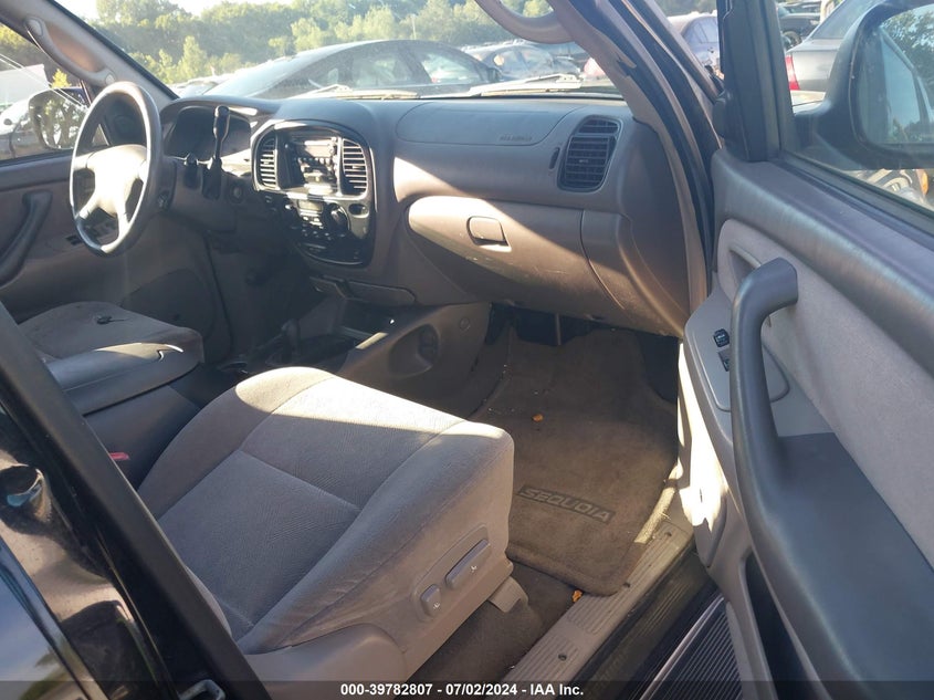 2002 Toyota Sequoia Sr5 V8 VIN: 5TDBT44A32S070215 Lot: 39782807