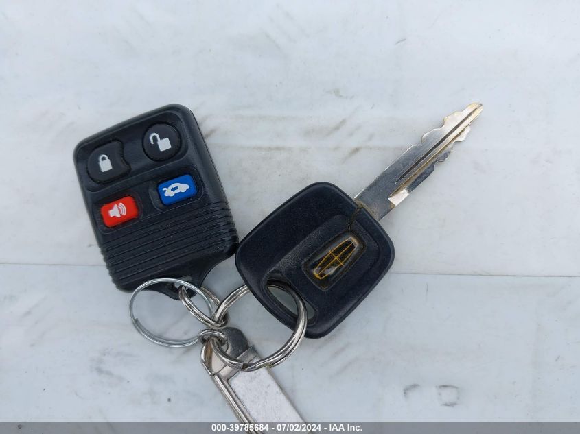 2001 Lincoln Town Car Signature VIN: 1LNHM82W71Y706498 Lot: 39785684