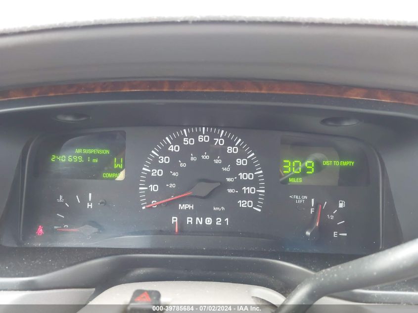 2001 Lincoln Town Car Signature VIN: 1LNHM82W71Y706498 Lot: 39785684