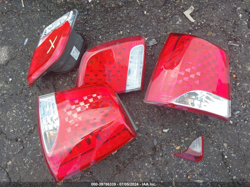 2011 Kia Sorento Lx VIN: 5XYKT3A11BG045521 Lot: 39786339