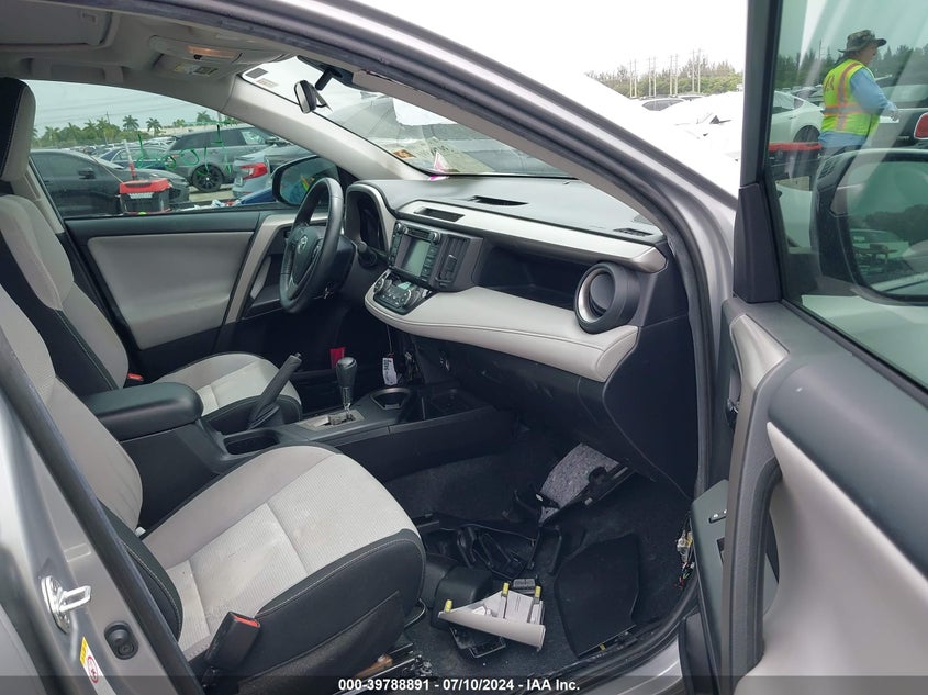 VIN 2T3WFREV8JW521336 2018 TOYOTA RAV4 XLE