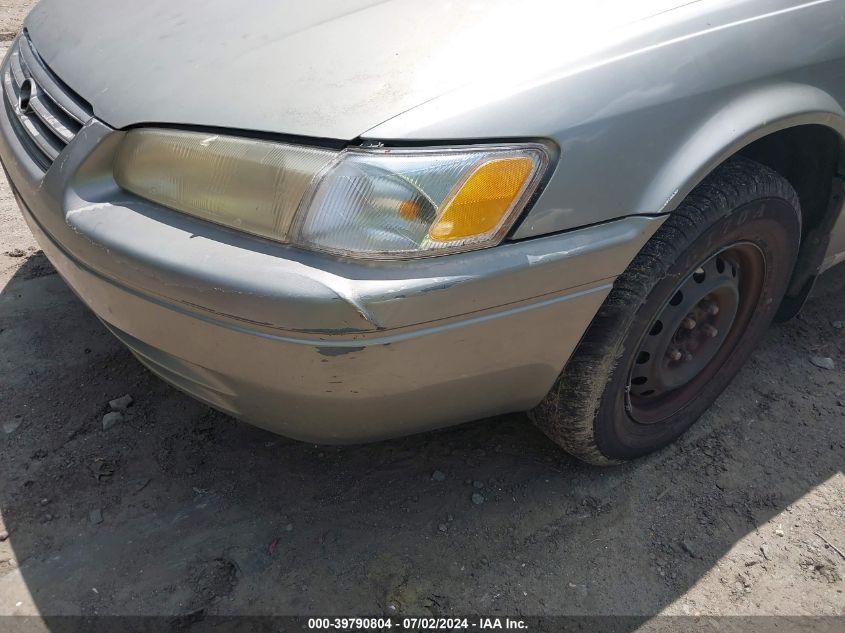 1999 Toyota Camry Le VIN: 4T1BG22K7XU890283 Lot: 39790804