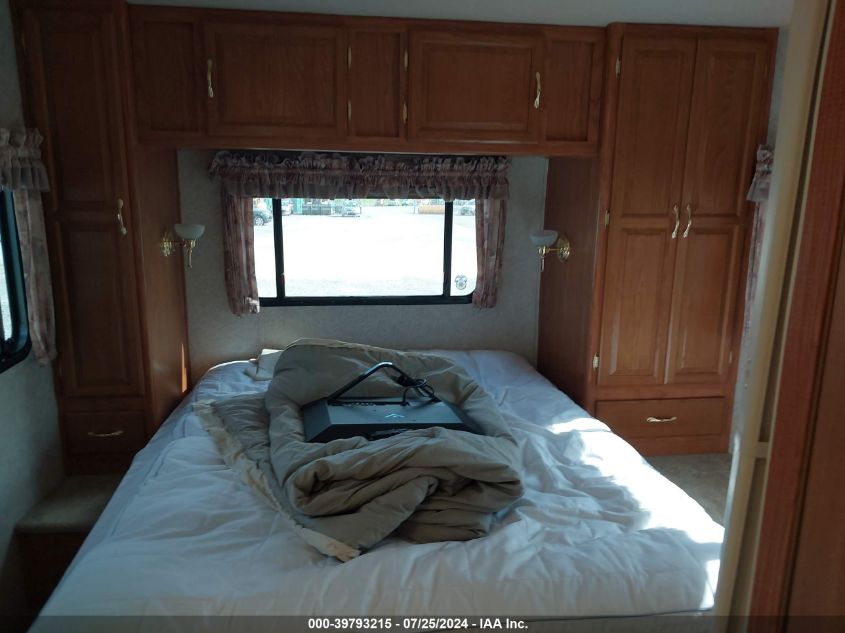 2003 Ford Econoline E450 Super Duty Cutwy Van VIN: 1FDXE45S93HA10898 Lot: 39793215