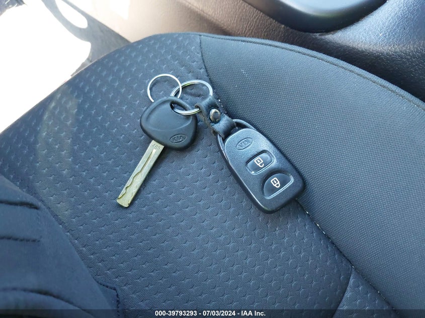 2011 Kia Sorento Lx V6 VIN: 5XYKTDA20BG165809 Lot: 39793293