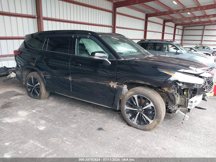 2022 TOYOTA HIGHLANDER  (VIN: 5TDLZRBH0NS239756)