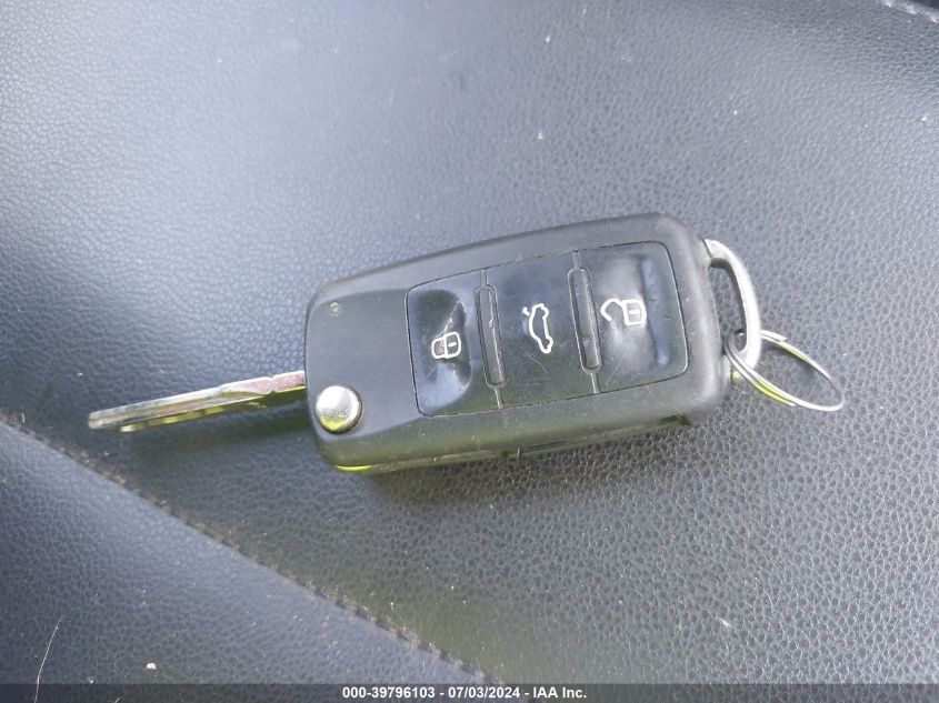 2014 VOLKSWAGEN BEETLE 1.8T - 3VWJ17AT5EM639141