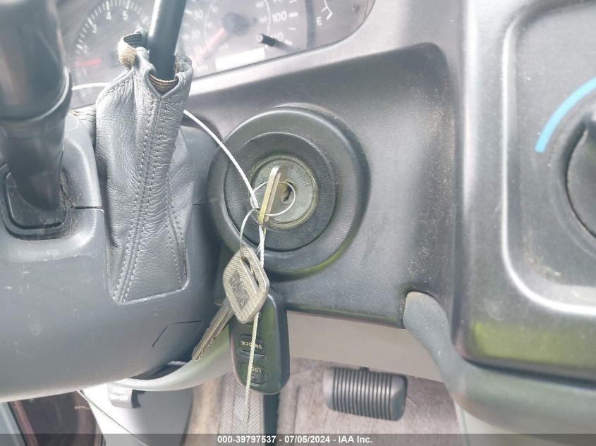 2000 Toyota Sienna Le VIN: 4T3ZF13C1YU295196 Lot: 39797537