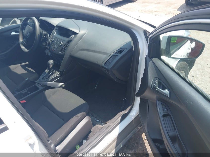 VIN 1FADP3F22JL262289 2018 FORD FOCUS SE
