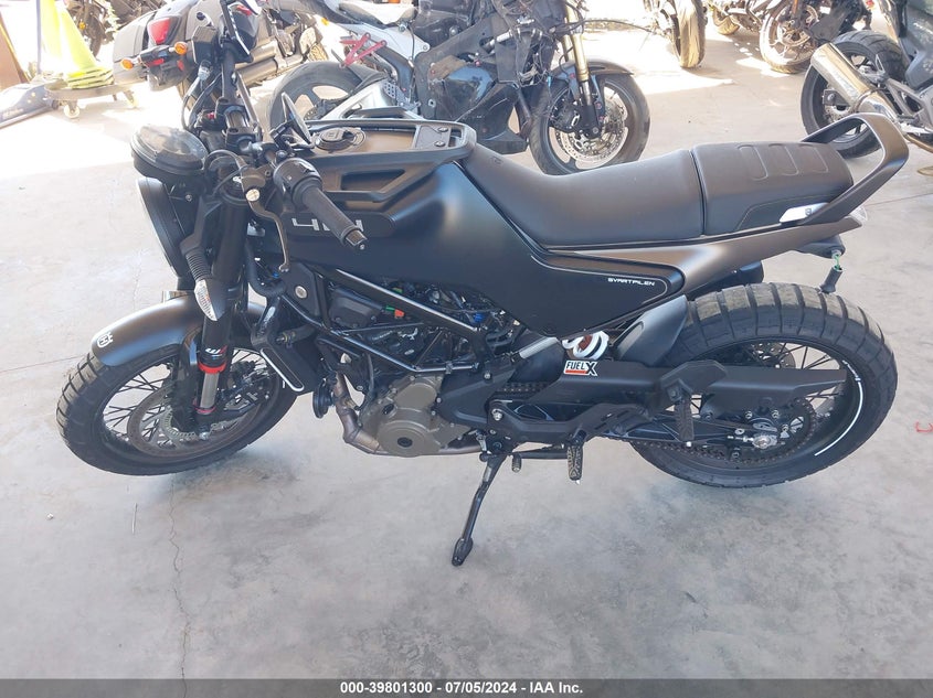 VIN MD2JUJ40XPC224307 2023 HUSQVARNA VITPILEN 401/SVARTPILEN 401