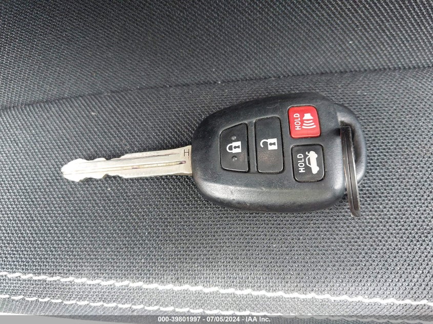 VIN 2T1BURHE5JC020561 2018 TOYOTA COROLLA LE