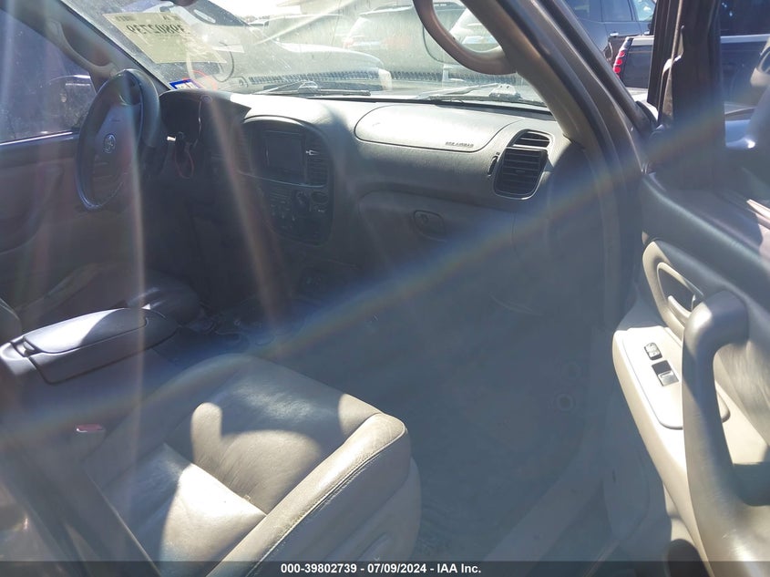 2005 Toyota Sequoia Sr5 V8 VIN: 5TDZT34AX5S261353 Lot: 39802739