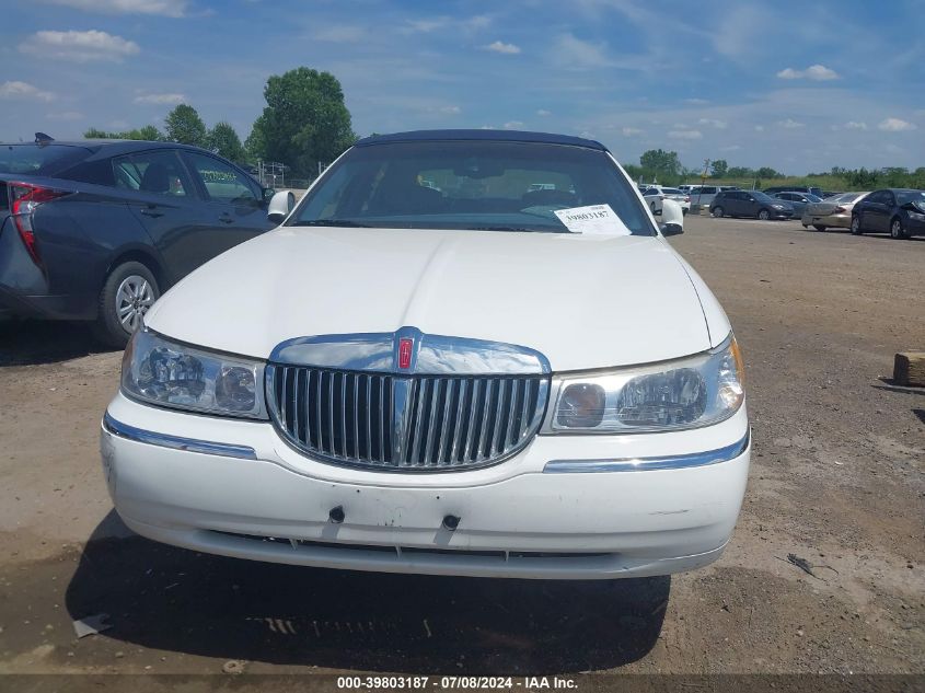 1999 Lincoln Town Car Executive VIN: 1LNHM81W0XY716610 Lot: 39803187