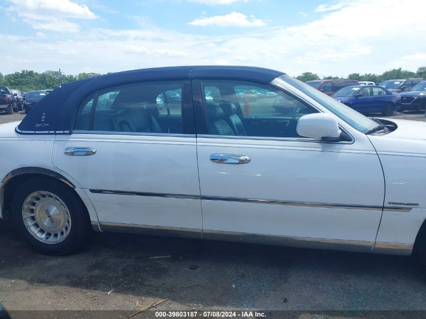 1999 Lincoln Town Car Executive VIN: 1LNHM81W0XY716610 Lot: 39803187