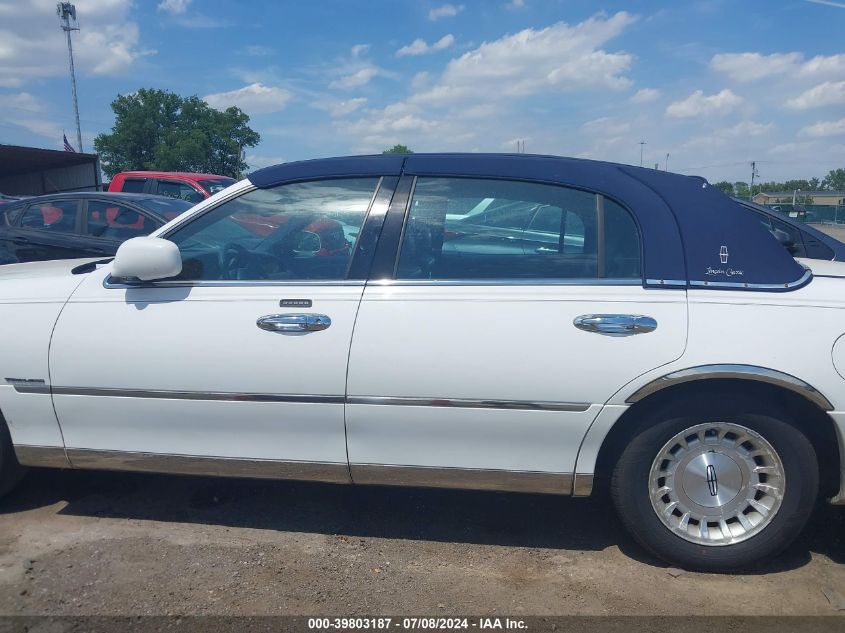 1999 Lincoln Town Car Executive VIN: 1LNHM81W0XY716610 Lot: 39803187