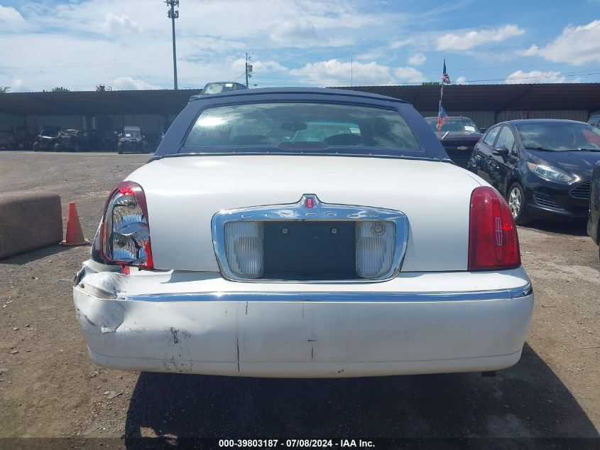 1999 Lincoln Town Car Executive VIN: 1LNHM81W0XY716610 Lot: 39803187