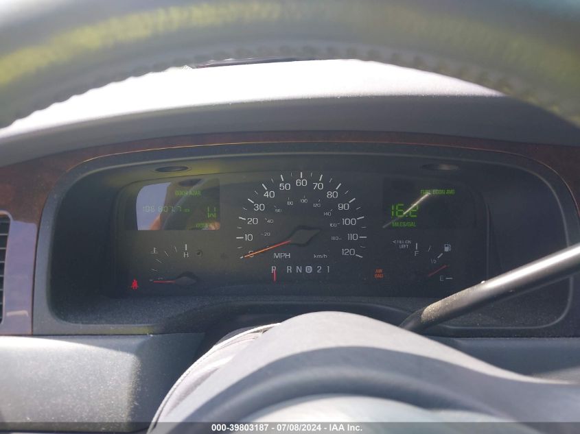 1999 Lincoln Town Car Executive VIN: 1LNHM81W0XY716610 Lot: 39803187