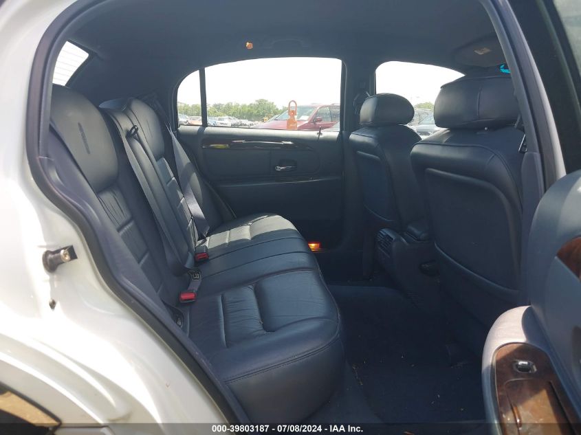 1999 Lincoln Town Car Executive VIN: 1LNHM81W0XY716610 Lot: 39803187