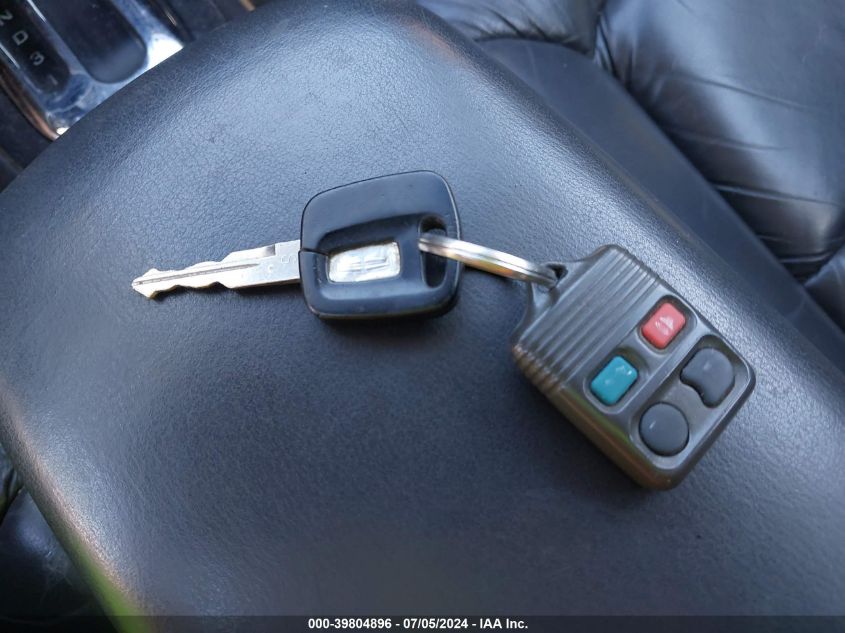 2000 Lincoln Continental VIN: 1LNHM97VXYY785715 Lot: 39804896