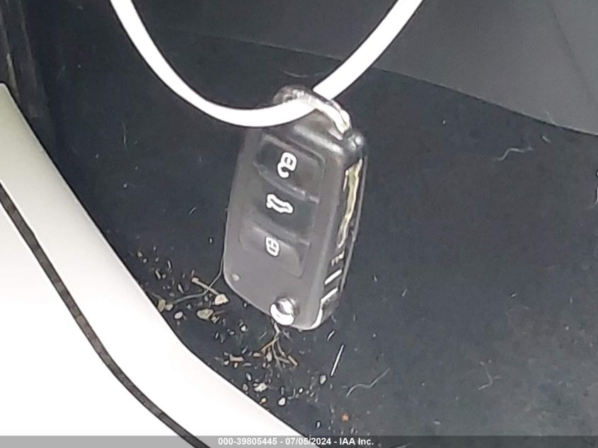 2013 Volkswagen Beetle 2.5L VIN: 3VW5X7AT0DM822266 Lot: 39805445