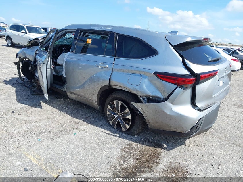 2022 TOYOTA HIGHLANDER XLE - 5TDGZRAH0NS541664