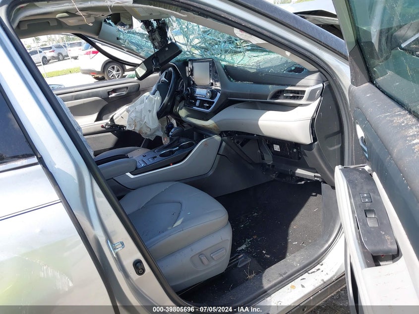 2022 TOYOTA HIGHLANDER XLE - 5TDGZRAH0NS541664