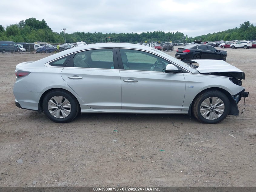 2019 Hyundai Sonata Hybrid Se VIN: KMHE24L39KA090593 Lot: 39808793