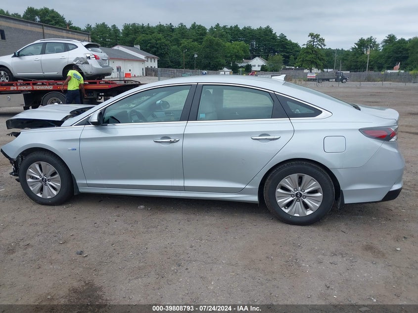 2019 Hyundai Sonata Hybrid Se VIN: KMHE24L39KA090593 Lot: 39808793