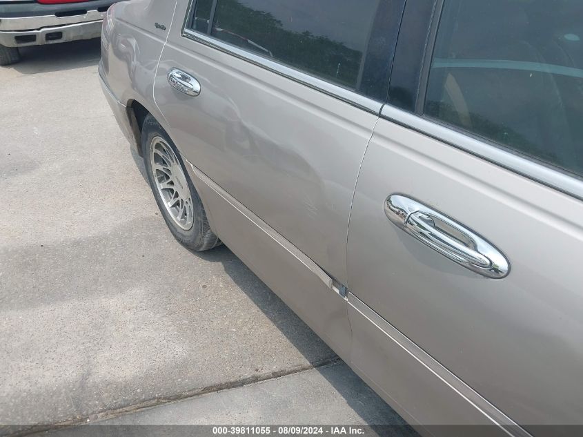 2000 Lincoln Town Car Signature VIN: 1LNHM82W9YY765837 Lot: 39811055