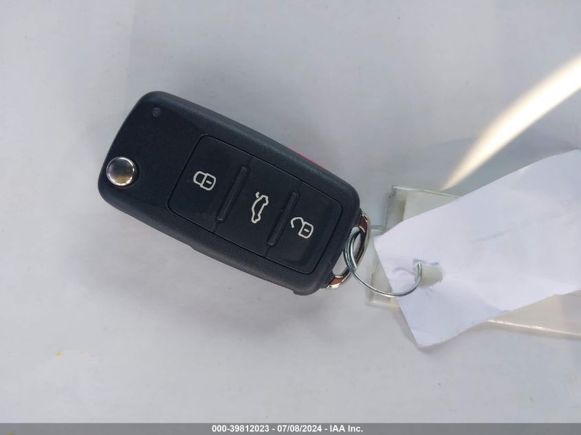 2013 VOLKSWAGEN BEETLE 2.0T TURBO - 3VWVA7ATXDM659563