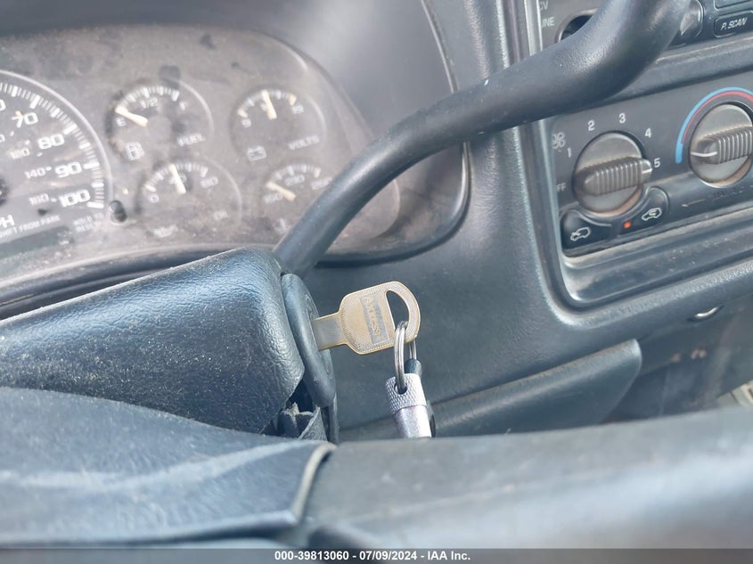 2002 Chevrolet Silverado C1500 VIN: 2GCEC19VX21329040 Lot: 39813060