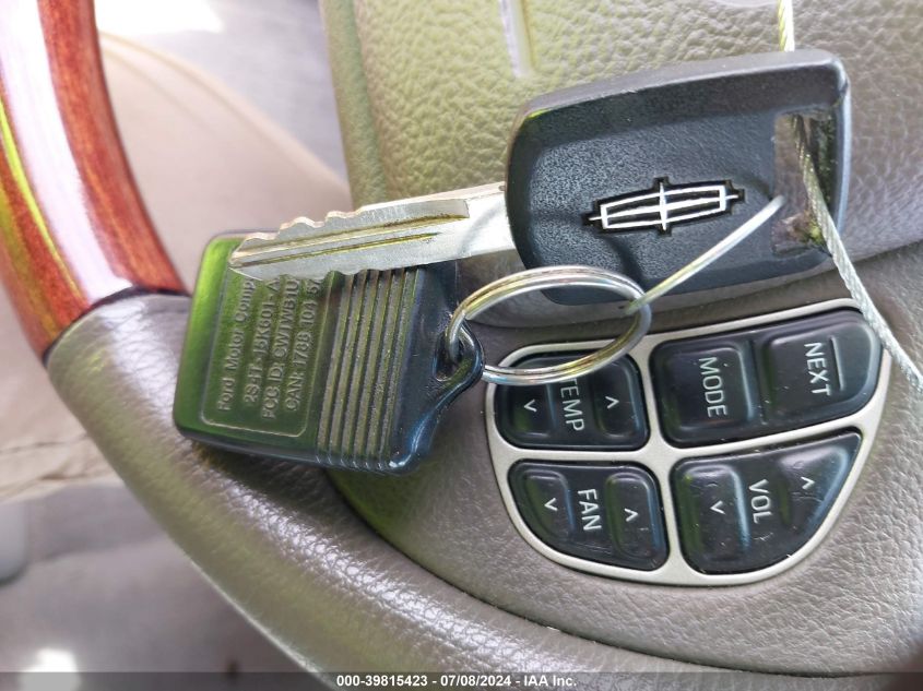 2004 Lincoln Town Car Ultimate VIN: 1LNHM83W14Y679821 Lot: 39815423