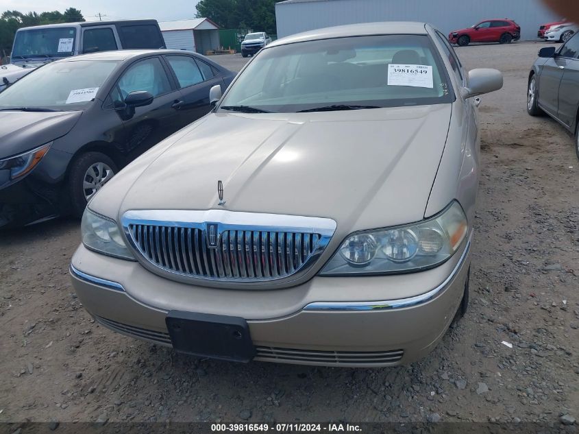 2005 Lincoln Town Car Signature VIN: 1LNHM81WX5Y669812 Lot: 39816549