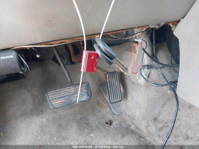 2000 Chevrolet Silverado K1500 VIN: 2GCEK19T6Y1374616 Lot: 39818380