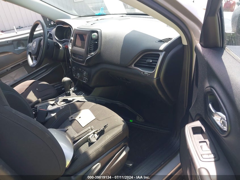 VIN 1C4PJMCX7KD107330 2019 JEEP CHEROKEE LATITUDE 4X4