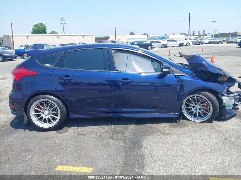 VIN 1FADP3L98HL267010 2017 FORD FOCUS