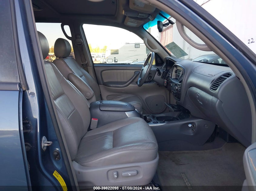 2005 Toyota Sequoia Limited V8 VIN: 5TDBT48A95S243704 Lot: 39822098