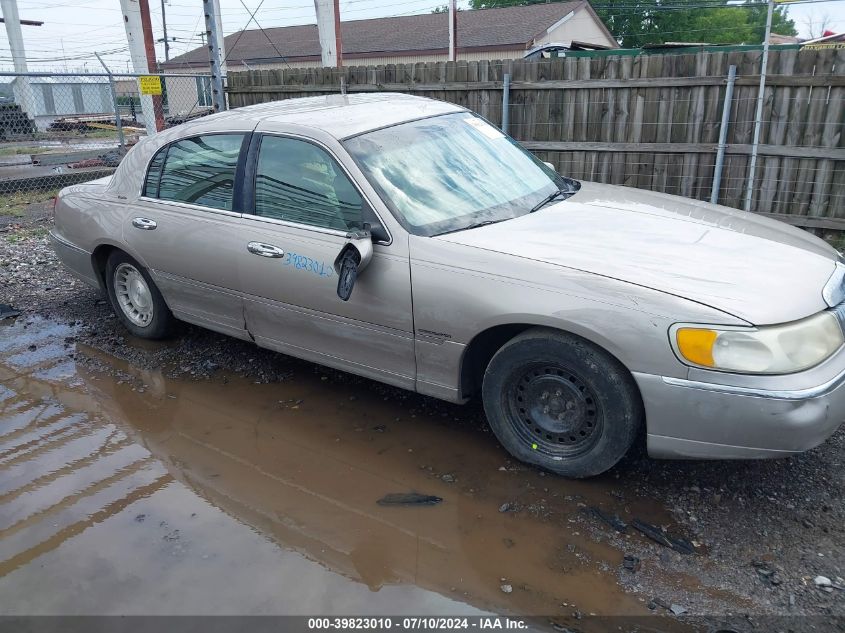 1999 Lincoln Town Car Executive VIN: 1LNHM81W1XY703669 Lot: 39823010