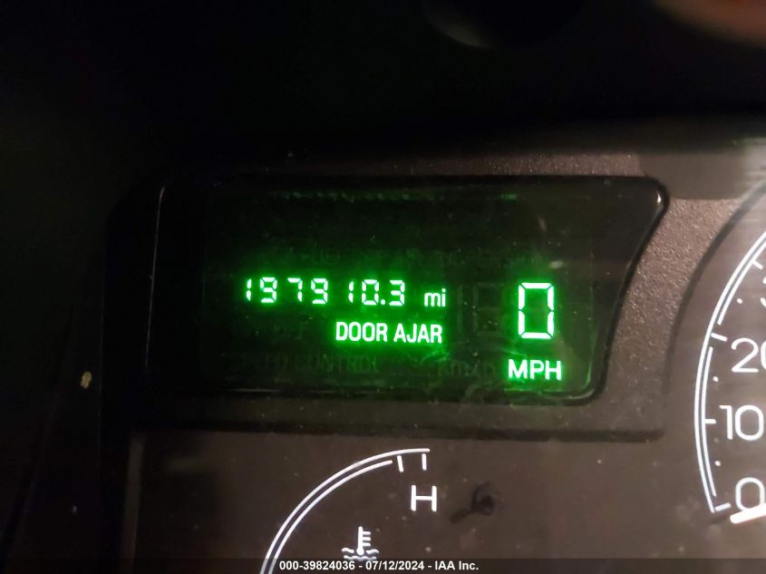 2005 Lincoln Town Car Signature Limited VIN: 1LNHM82W75Y672391 Lot: 39824036