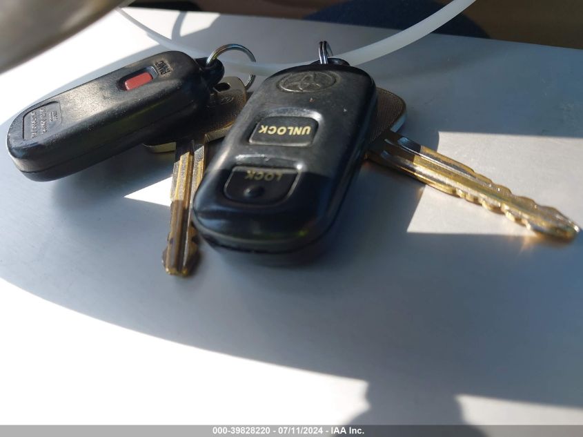 2000 Toyota Sienna Le VIN: 4T3ZF13C4YU210769 Lot: 39828220