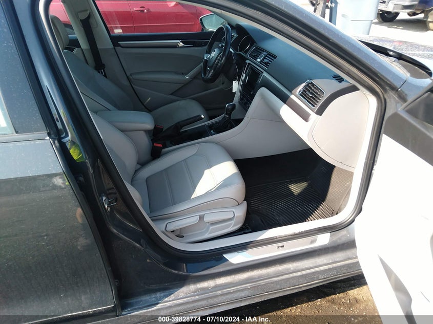 VIN 1VWDT7A3XHC068212 2017 VOLKSWAGEN PASSAT R-LINE
