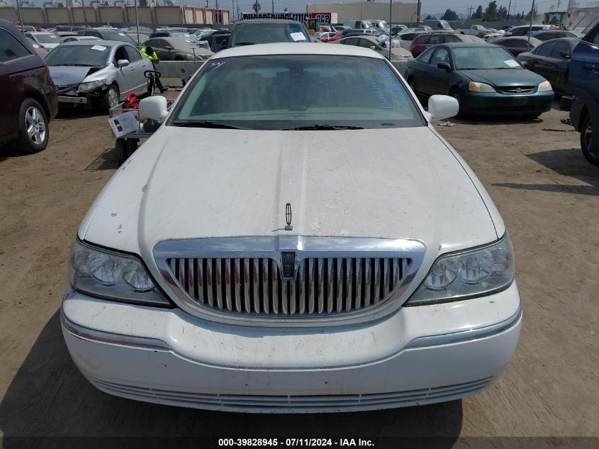 2003 Lincoln Town Car Signature VIN: 1LNHM82W03Y65855 Lot: 39828945